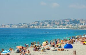 Cheap Flights from Abidjan to Nice – Only $432 Roundtrip! Brussels Airlines plane flying from Abidjan to Nice with scenic French Riviera background