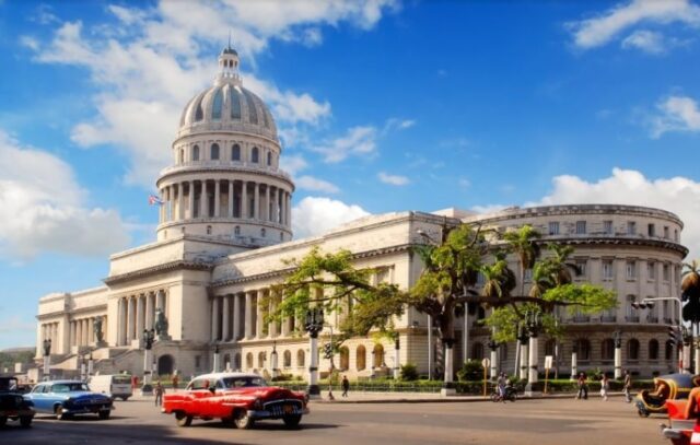Non-Stop Flights from Madrid to Havana – Roundtrip for Only €493 with Air Europa! Classic American car in Old Havana with colorful buildings – Fly non-stop from Madrid to Havana for €493 roundtrip
